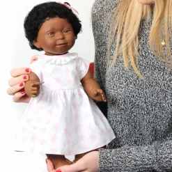 Online Dukke m. Downs syndrom - Pige, sort hår, 40 cm