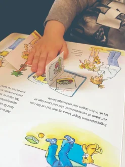 New Forlaget Bolden Laura hos lægen - en bog med flapper